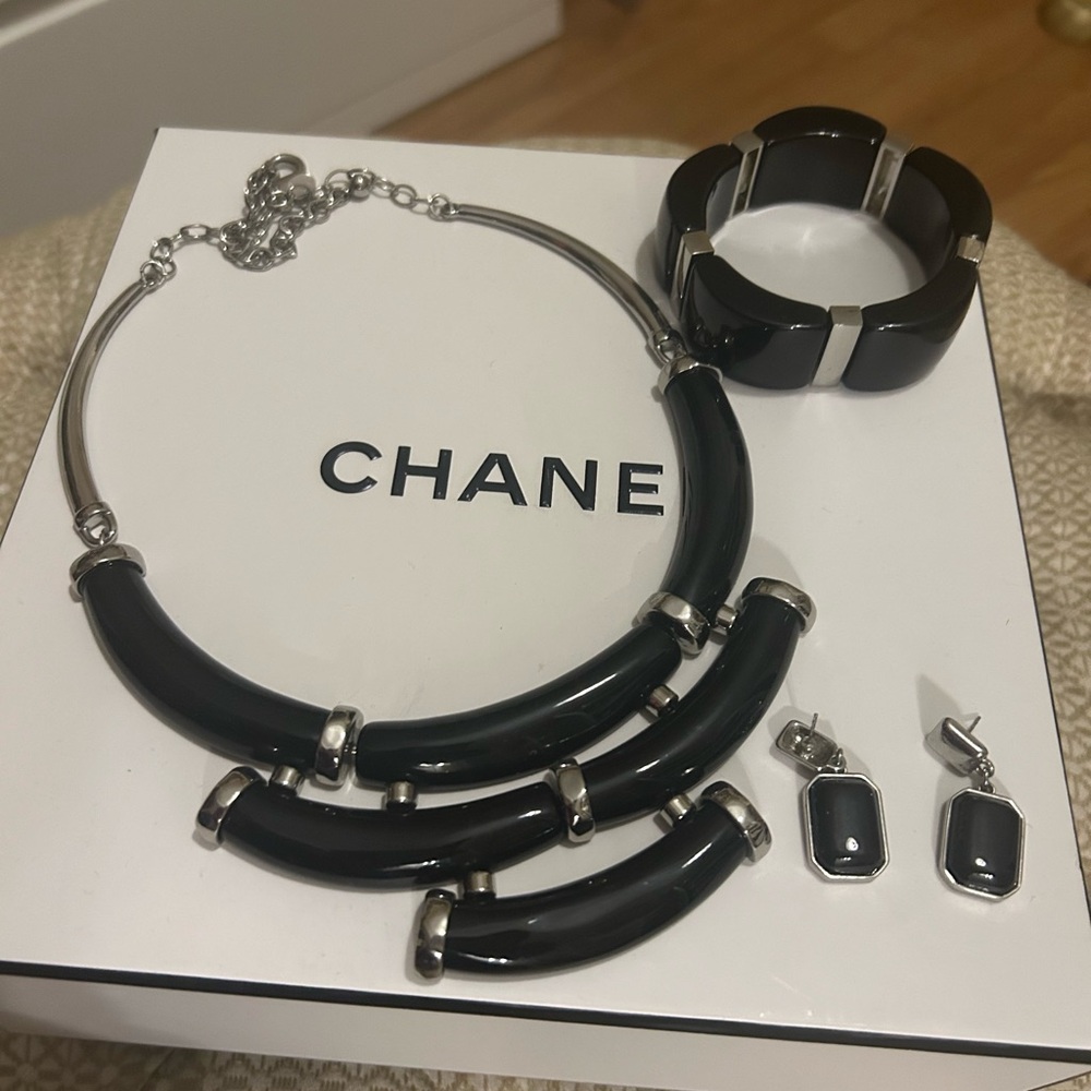 Chico's Black Curved Resin Necklace, Bracelet & Drop Earrings Set